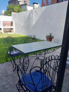 una mesa y sillas en un patio en Casa en el Centro 3 ambientes en Gualeguaychú