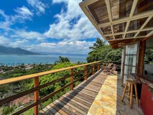 a balcony of a house with a view of the ocean at Chalé com vista para o mar in Ilhabela