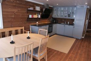 cocina con mesa de madera, mesa y sillas en Perfect location at Lifjell, en Lifjell