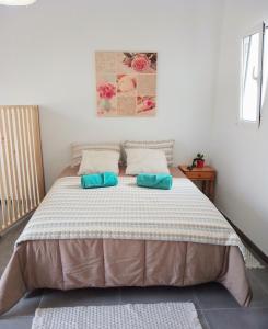 een slaapkamer met een bed met 2 kussens erop bij CASA RURAL MARY in San Miguel de Abona