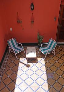 2 sillas y mesa de centro en una habitación en Hermoso PH en Buenos Aires! en Buenos Aires