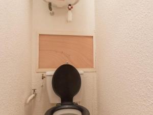 baño con aseo y asiento negro en Appartement Puy-Saint-Vincent, 1 pièce, 4 personnes - FR-1-330G-35 en Puy-Saint-Vincent