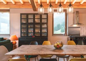 eine Küche mit einem Tisch und einer Obstschale darauf in der Unterkunft La Plagne Tarentaise : Chalet Mériers in La Plagne Tarentaise