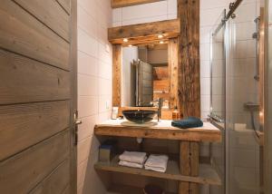 ein Bad mit einem Waschbecken und einem Spiegel in der Unterkunft La Plagne Tarentaise : Chalet Mériers in La Plagne Tarentaise