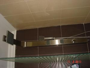 La cuisine est équipée de plaques de cuisson en acier inoxydable. dans l'établissement Bel Appartement à Ifrane, à Ifrane