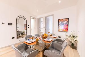 uma sala de jantar com mesa e cadeiras em The Maida Vale em Londres