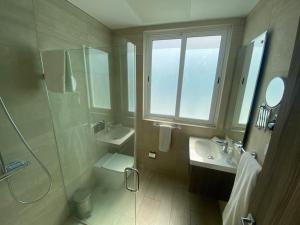 ein Bad mit einer Dusche, einem Waschbecken und einem WC in der Unterkunft Hard Rock at Cana Pearl by Unwind Properties in Punta Cana
