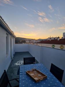 una mesa en un balcón con vistas a la ciudad en Ático con encanto, en Baena