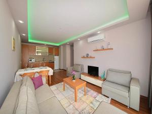 sala de estar con sofá y mesa en The Suites, en Antalya