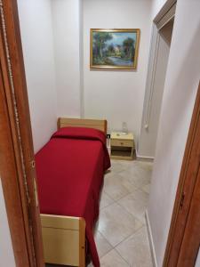 A bed or beds in a room at Loft Magna Grecia Reggio Calabria Centro Storico a 3 minuti a piedi dal mare