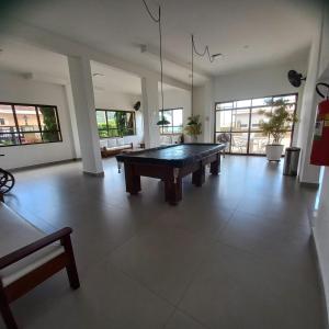 una grande stanza con un tavolo da biliardo di Lindo apartamento com vista para o mar em Caraguá! a Caraguatatuba