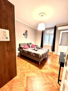 uma sala de estar com uma cama no meio do quarto em Residence Montanelli em Trieste