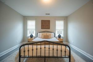een slaapkamer met een bed met twee lampen erop bij Spacious 2 BR 2 BA in University City Charlotte in Charlotte