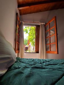Schlafzimmer mit einem Bett und einem Fenster in der Unterkunft Rincon Sanmartiniano in Mendoza