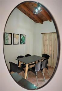 ein Spiegel mit einem Tisch und Stühlen im Zimmer in der Unterkunft Rincon Sanmartiniano in Mendoza