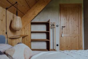 Posteľ alebo postele v izbe v ubytovaní Stodoła naturalnie - wyjątkowy dom z balią na Kaszubach nad jeziorem