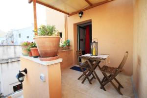 un pequeño patio con mesa y sillas en el balcón en Dimora San Leuci, en Gagliano del Capo