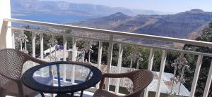 - Balcón con mesa y sillas y vistas a las montañas en Hotel Brilliant Panchgani en Pānchgani