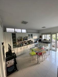 uma cozinha com uma mesa e cadeiras em CASA BOMBAL em Mendoza