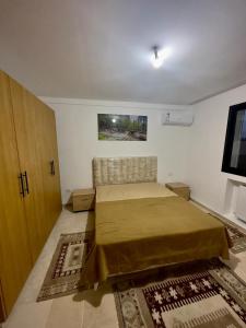 a bedroom with a bed and a flat screen tv at Studio de luxe in Sukrah