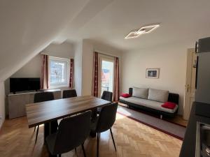 ein Wohnzimmer mit einem Esstisch und einem Sofa in der Unterkunft Villa Werndl in Millstatt