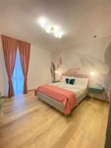 - une chambre avec un lit orné d'une peinture murale dans l'établissement Sant'Orsola Lodge Bologna, à Bologne