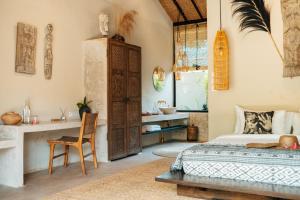 ein Schlafzimmer mit Bett und Schreibtisch in der Unterkunft Hani Hideaway in Gili Air + 123 Fotos