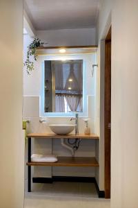 a bathroom with a sink and a mirror at Acogedor Todo en Uno in Cajicá