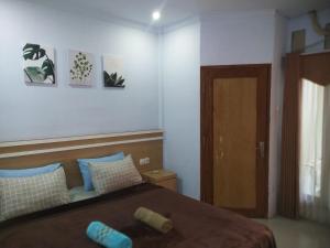 Ένα ή περισσότερα κρεβάτια σε δωμάτιο στο Merendeng Hostel Kuta
