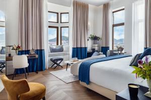 una camera d'albergo con letto e soggiorno di Palacio Arriluce Hotel a Getxo