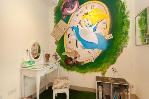 una habitación con un reloj grande en la pared en 海洋柔情-旅遊補助-日租 包棟-親子 寵物友善 溜滑梯 海洋公園 沙灘車 天空之鏡, en Jian