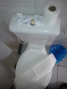 uma casa de banho com um rolo de papel higiénico em Lagoa Mar Inn - Estacionamento e duas crianças de até 10 anos Será Free em Maceió