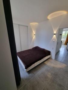 um quarto com uma cama num quarto com luzes em Appartement neuf 36m2 climatisé em Chamaret