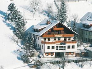 eine Luftansicht eines Hauses im Schnee in der Unterkunft Appartements DIANA in Bad Kleinkirchheim