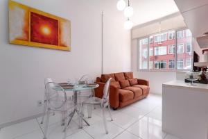 Khu vực ghế ngồi tại Charme em Copa - Quartos confortáveis - BR401 Z4