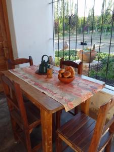 una mesa de madera con un plato de comida. en La Posada de Cloe en Seclantás