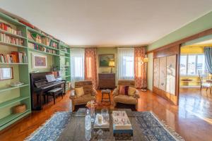sala de estar con piano y mesa en Golden Renaissance, en Florencia