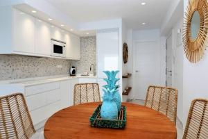 uma cozinha com uma mesa de madeira com um vaso sobre ela em Magnificent and Luxury apartment at 22 floor and on the first line at Levante Beach beach em Benidorm