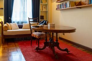 sala de estar con mesa y sofá en Golden Renaissance, en Florencia
