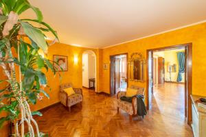 una sala de estar con paredes amarillas y suelo de madera. en Golden Renaissance, en Florencia
