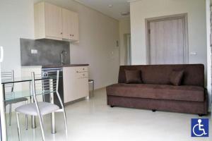 cocina y sala de estar con sofá y mesa en Stone Bay Houses in Messinia Kalamaki Beach Area, en Chrani