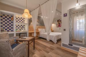 een slaapkamer met een bed, een bank en een tafel bij Villas D. Dinis - Charming Residence (adults only) in Lagos