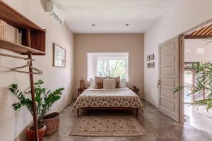 een slaapkamer met een bed en een raam bij Gorgeous Colorful & Tropical Villa Canggu - VYG in Canggu