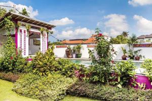 ein Haus mit Pflanzen und einem Pool in der Unterkunft Gorgeous Colorful & Tropical Villa Canggu - VYG in Canggu