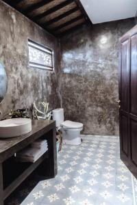 een badkamer met een toilet en een wastafel bij Gorgeous Colorful & Tropical Villa Canggu - VYG in Canggu