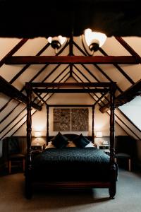 um quarto com uma cama de dossel num quarto em Oak Farm Hotel em Cannock