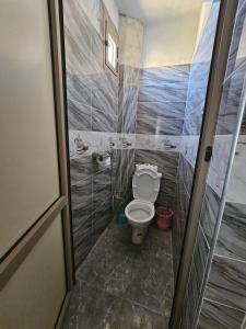 La salle de bains est pourvue d'une douche et de toilettes. dans l'établissement Panorama chez Hamid, à Moulay Ali Chérif