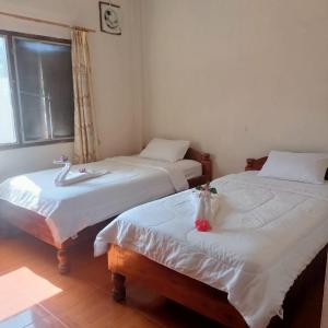 Phonephithak Guesthouse房間的床