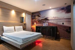 ベロオリゾンテにあるMotel Fantasy 3 (Adult Only)のベッドルーム1室(ベッド1台付)が備わります。壁には絵画が飾られています。