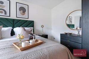 Ένα ή περισσότερα κρεβάτια σε δωμάτιο στο Woking - 3 Bedroom House - With Garden
